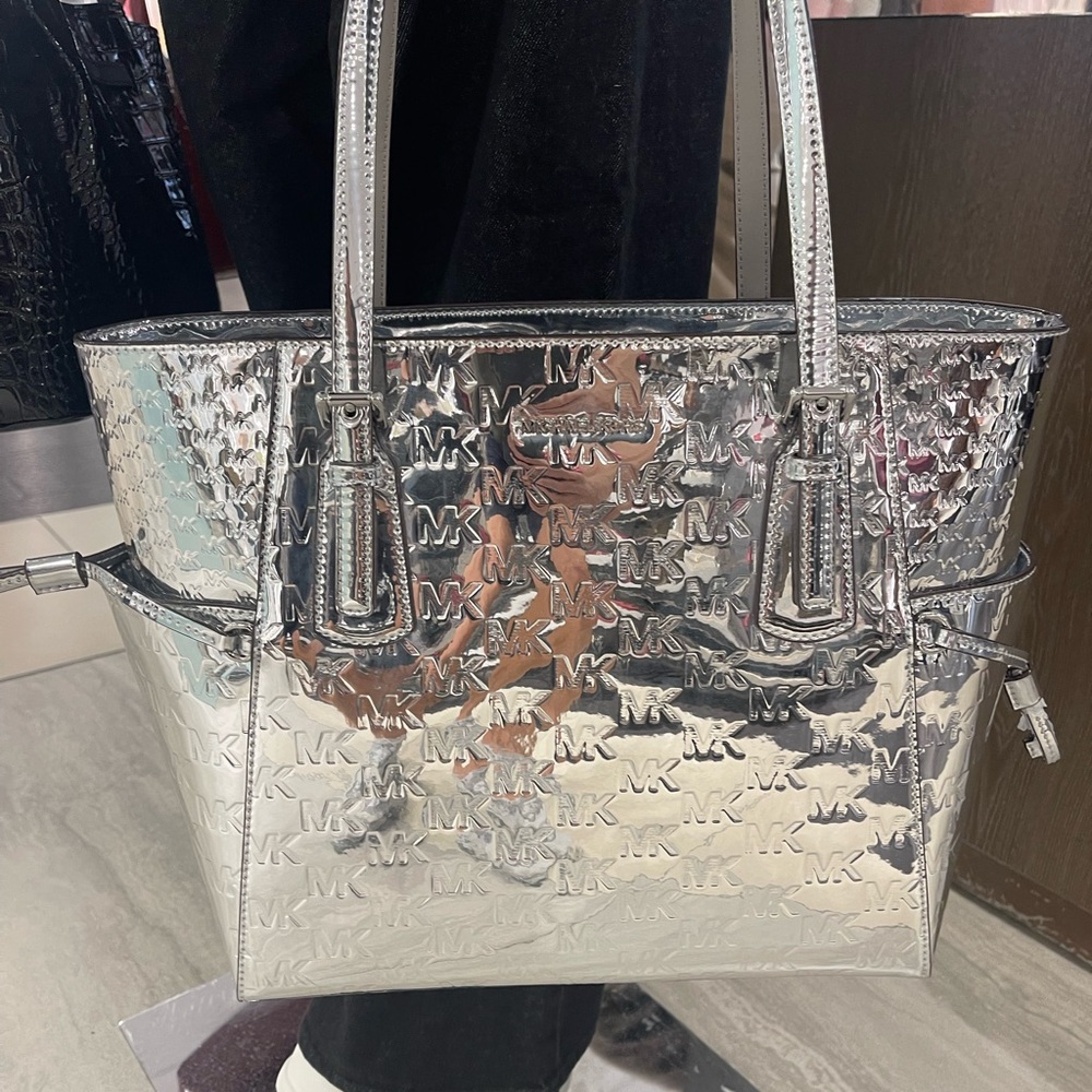MICHAEL KORS Voyager Large Patent Logo Debossed EW Shoulder Tote Bag
Silver
NWT